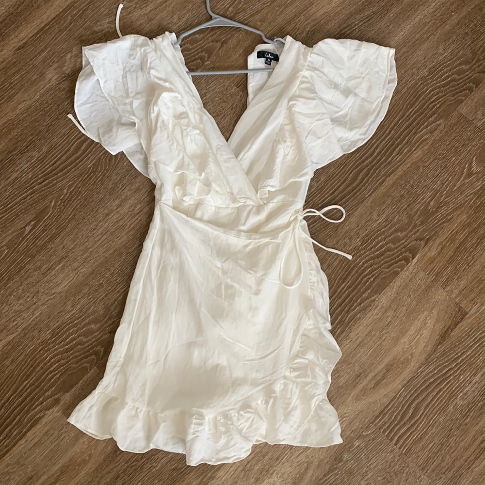 Lulu’s cute confidence white ruffled Faux-Wrap mini dress in size medium.